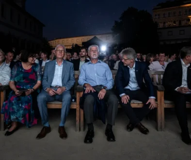 Prezident Petr Pavel společně s dalšími lidmi sedí na premiéře filmu.
