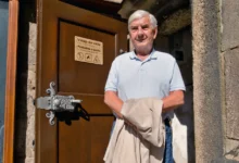Miroslav Donutil stojí u dveří vedoucích do věže.