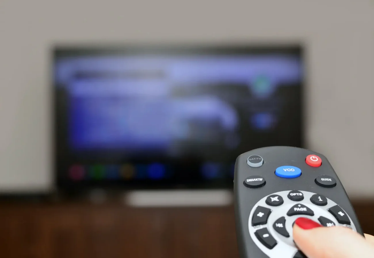 Shutterstock_522281665 | TVGURU.cz ovladač míří na televizi