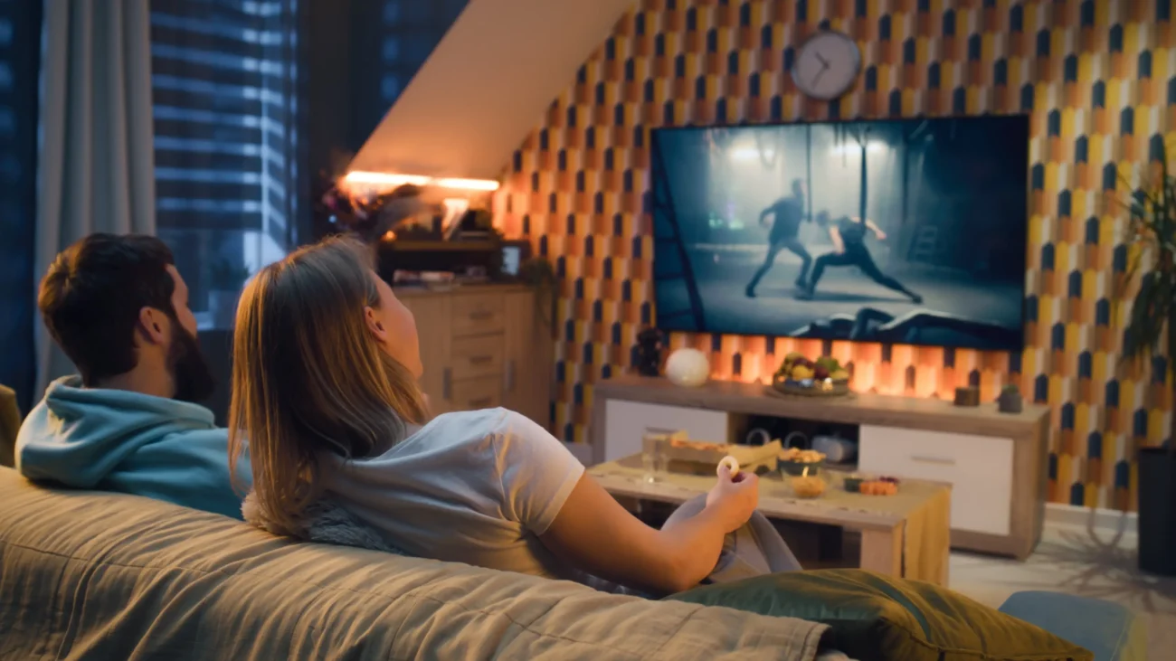 shutterstock_2213917389 1 | TVGURU.cz Mladí lidé koukají na filmy.