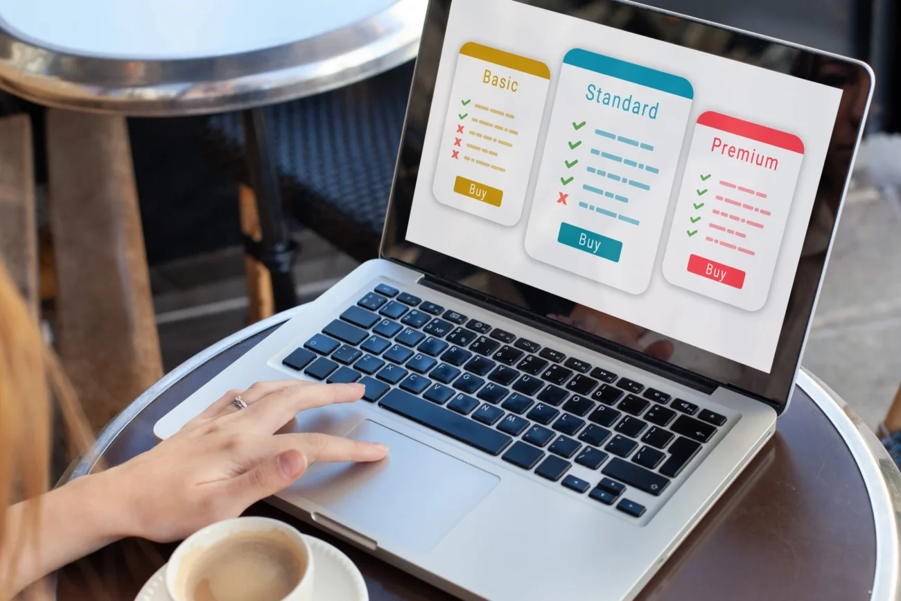 muž pracuje na počítačí