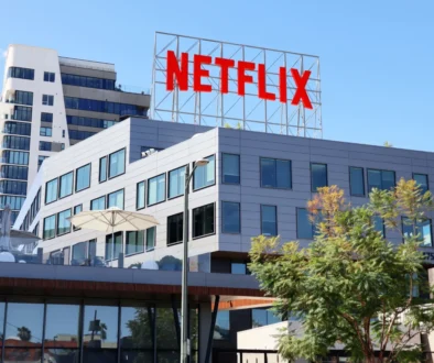 budova s logem Netflix