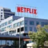budova s logem Netflix