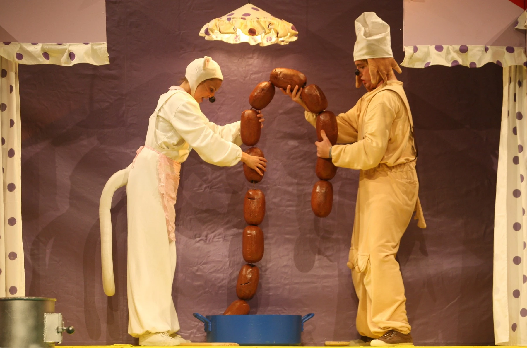 profimedia-0171756317_1 | TVGURU.cz Městské divadlo Zlín (2013). O pejskovi a kočičce. Herci Markéta Kalužíková a Tomáš David v kostýmech hlavních postav (foto z inscenace)