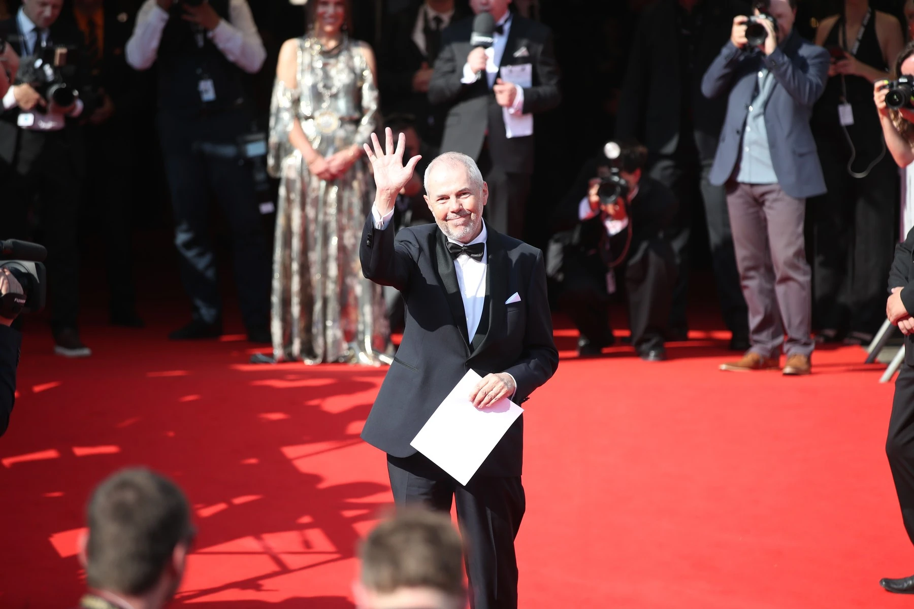 profimedia-0889048530 | TVGURU.cz Zahájení Mezinárodního filmového festivalu Karlovy Vary (28.6.2024). Marek Eben mávající na červeném koberci