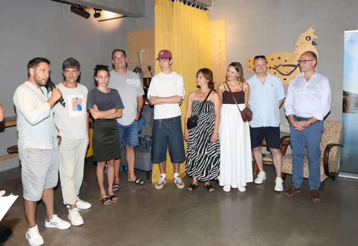 Vedle sebe stojí herci ze seriálu Polabí.