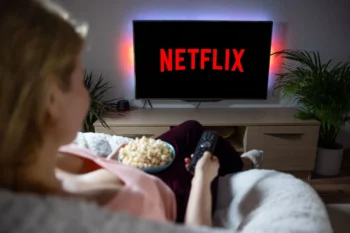 slečna sleduje s popcornem Netflix