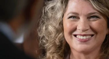 Cécile Bois se usmívá do kamery