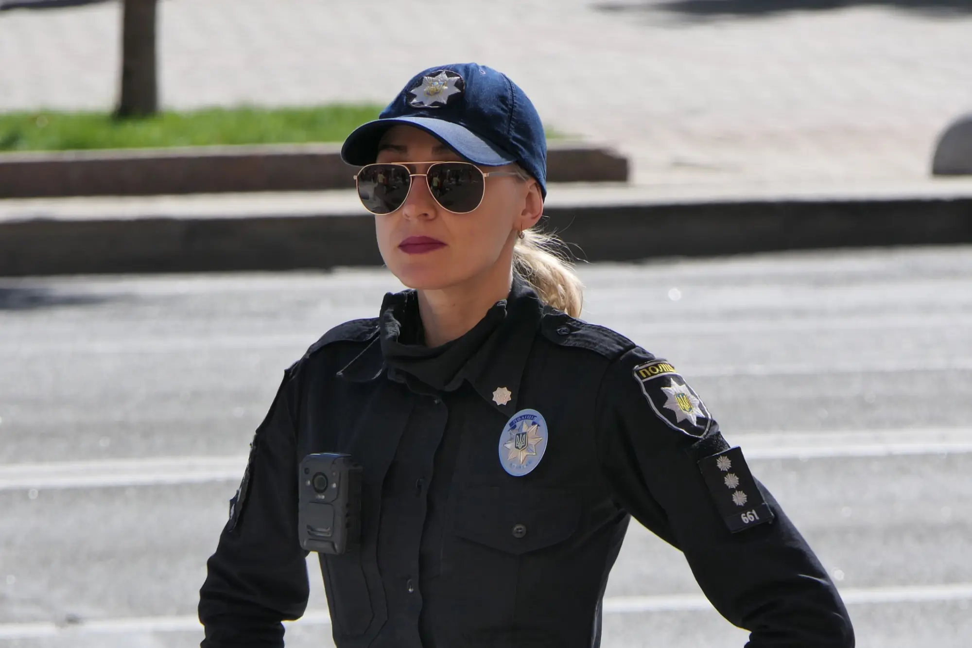 Shutterstock_1817300447 | TVGURU.cz blonďatá policistka