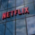 logo Netflix na budově