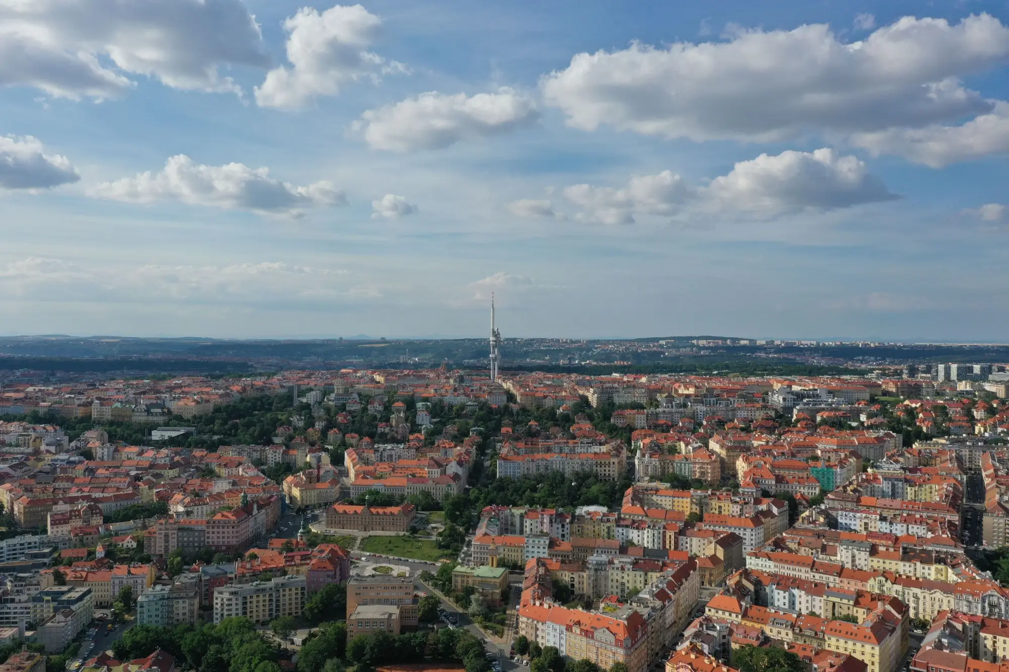Shutterstock_2408768571 | TVGURU.cz panoramatický výhled na Prahu