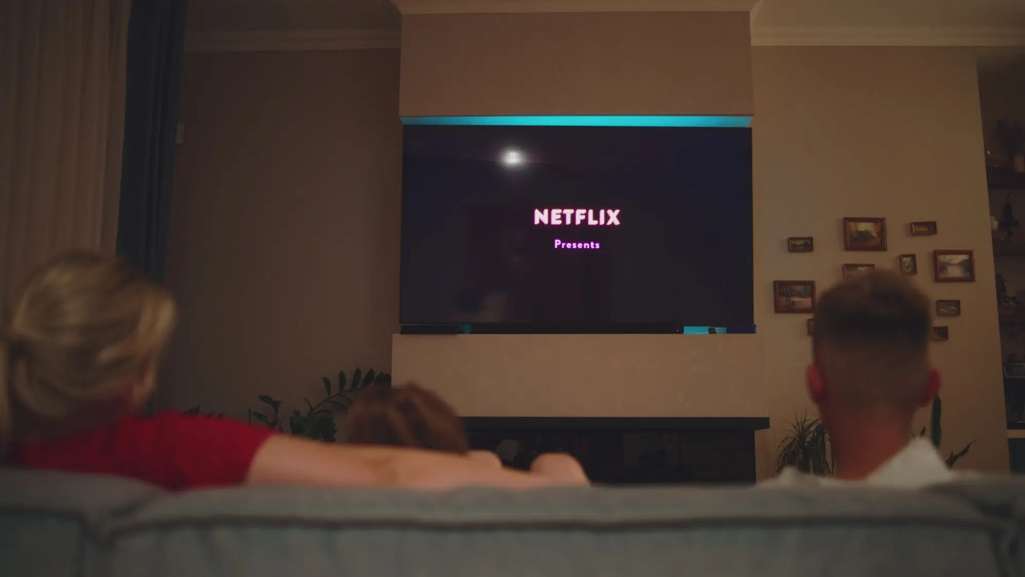Shutterstock_2490513987 | TVGURU.cz pár sleduje Netflix na televizi