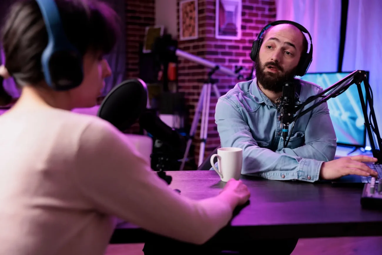 Shutterstock_2158580567 | TVGURU.cz nahrávání podcastu