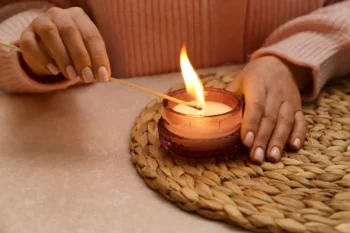 zapalování svíčky