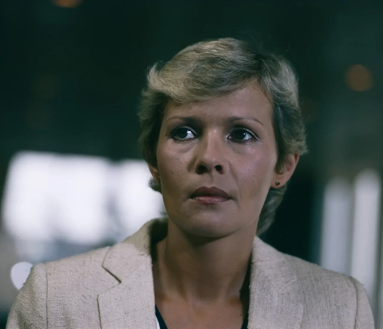 žena s krátkými blond vlasy