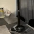 stůl v kuchyni, leží na něm lampa s elektrickou zásuvkou