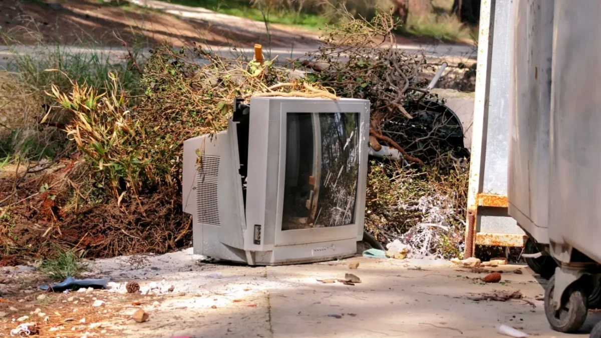 rozbitá televize pohozená na ulici