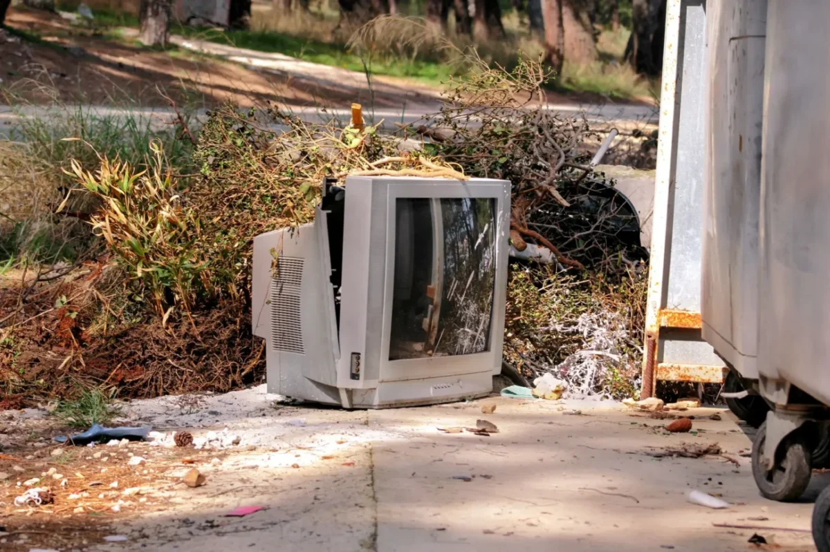 rozbitá televize pohozená na ulici