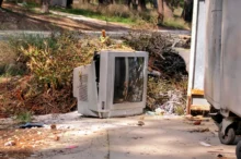 rozbitá televize pohozená na ulici