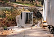 rozbitá televize pohozená na ulici