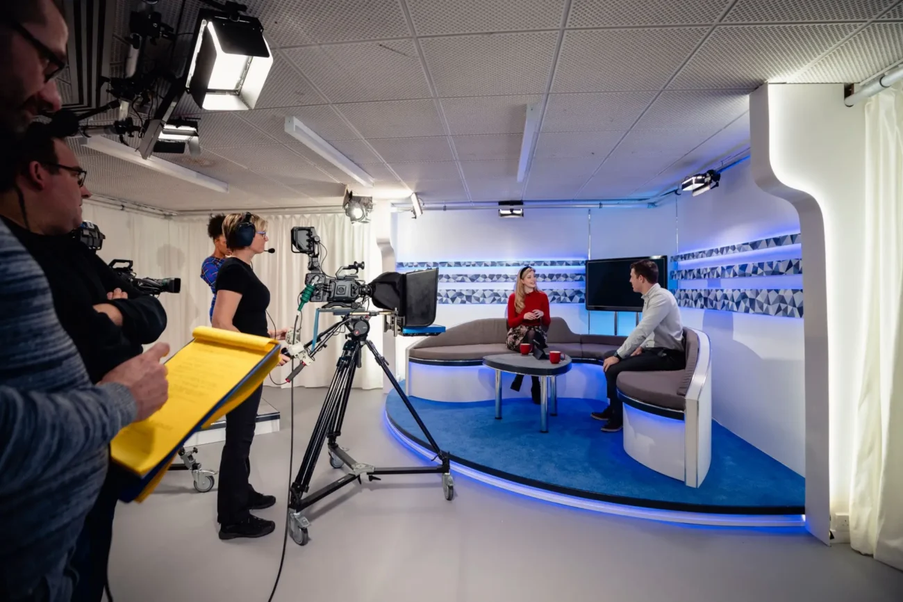 Shutterstock_1836253954 | TVGURU.cz natáčení moderátorů