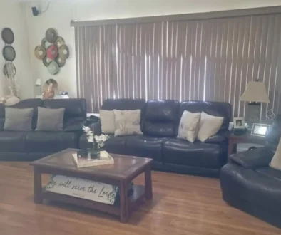 obývací pokoj s vybavením