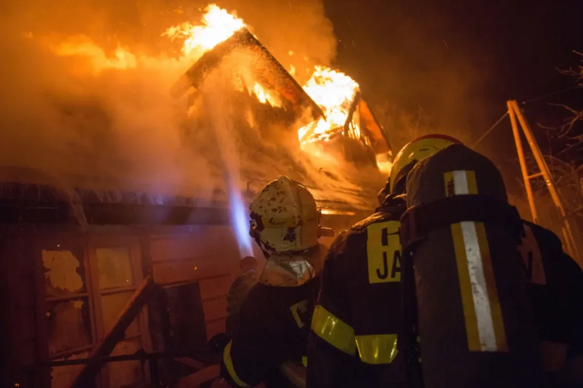 čeští hasiči zasahují při požáru budovy