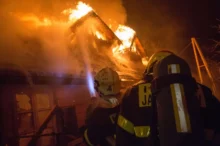 čeští hasiči zasahují při požáru budovy