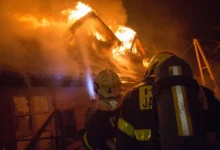 čeští hasiči zasahují při požáru budovy