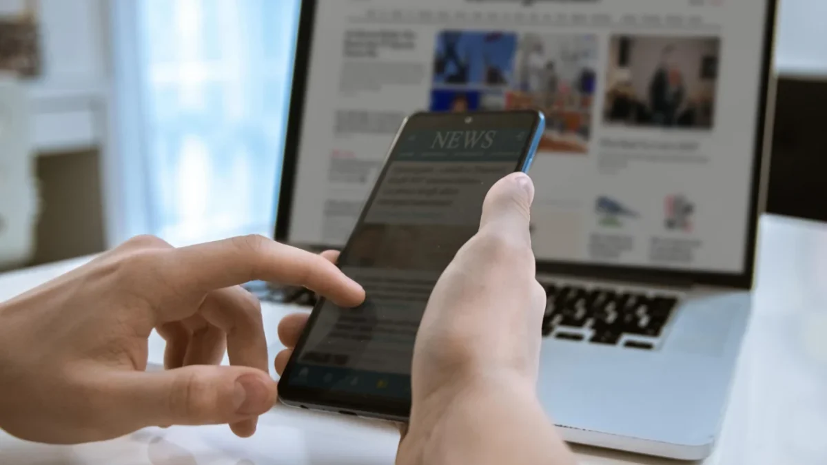 člověk ovládající mobilní telefon