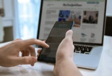 člověk ovládající mobilní telefon