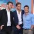 Liam Hemsworth a další dva herci na fotografii na červeném koberci