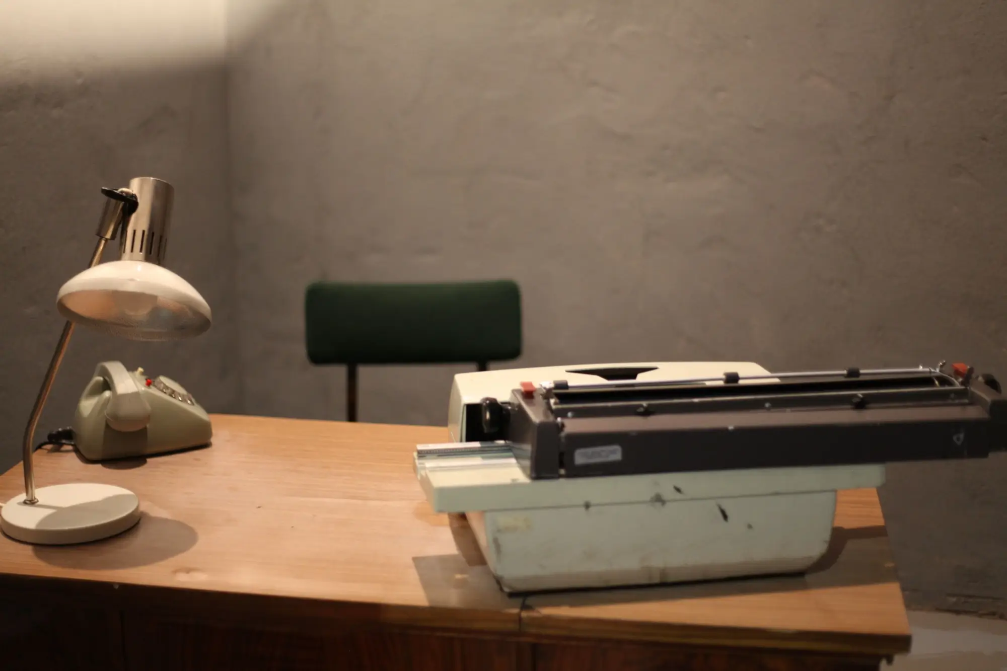 Shutterstock_1477125113 | TVGURU.cz komunistická výslechová místnost