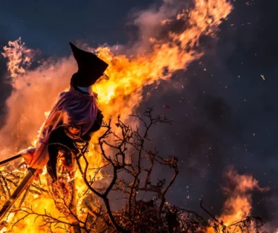 umělá čarodějnice hoří na hranici