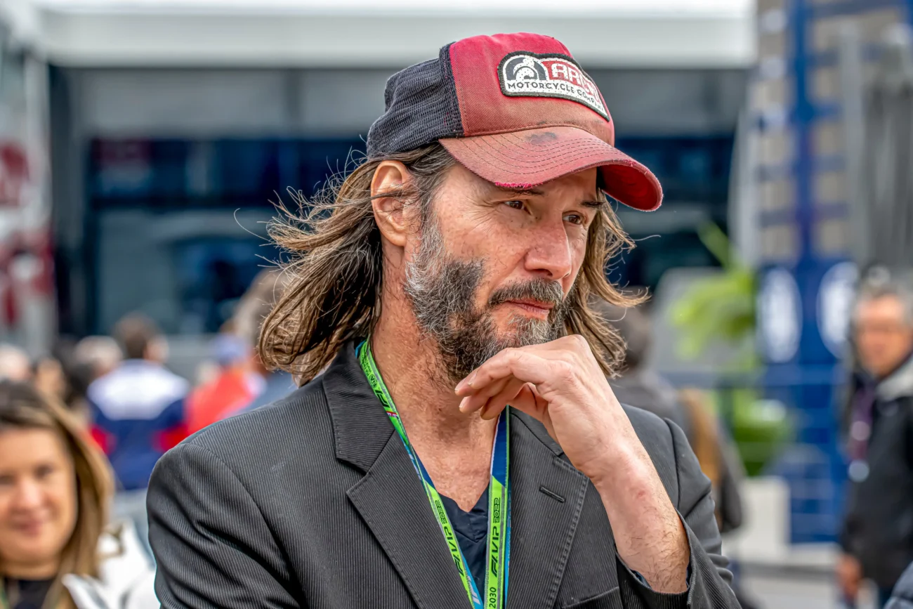 shutterstock_2244245729-2 | TVGURU.cz Keanu Reeves se tváří zamyšleně.