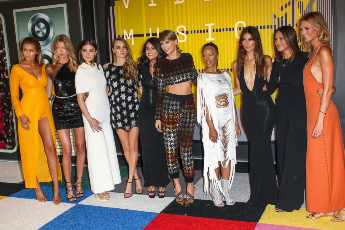 Celebrity vedle sebe stojí na MTV akci.