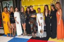 Celebrity vedle sebe stojí na MTV akci.