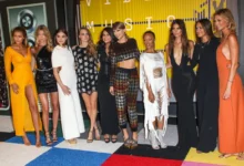 Celebrity vedle sebe stojí na MTV akci.