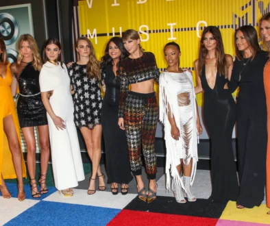Celebrity vedle sebe stojí na MTV akci.