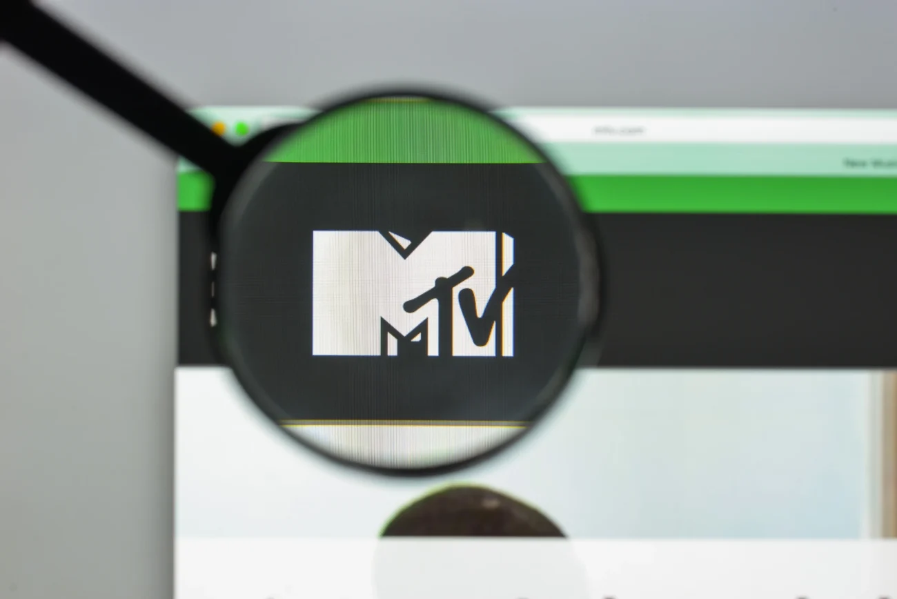 shutterstock_697246237-2 | TVGURU.cz Lupa ukazuje logo MTV.