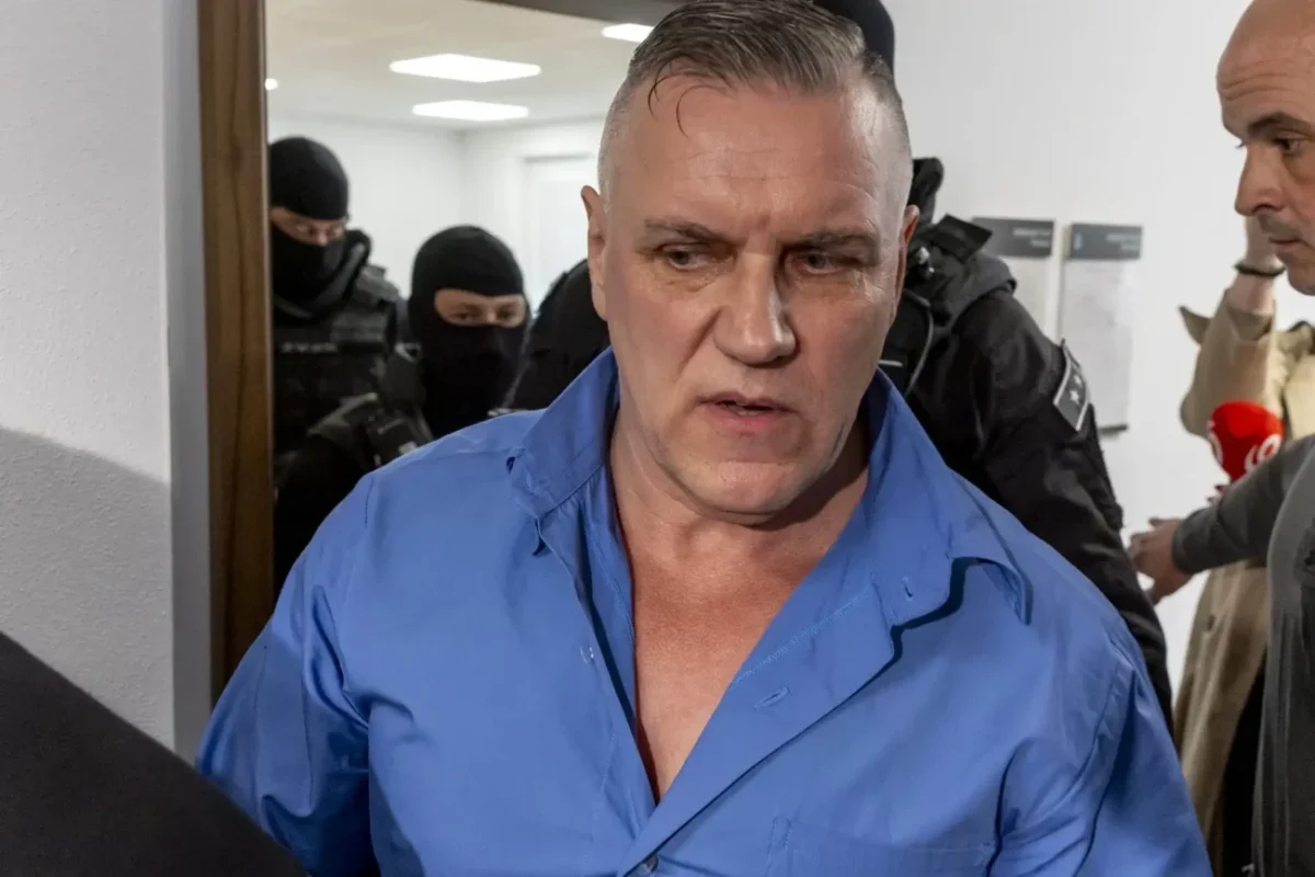 muž v modré košili