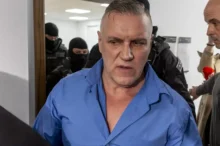 muž v modré košili