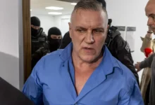 muž v modré košili