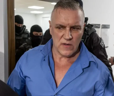 muž v modré košili