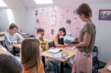 žena mluví k dětem