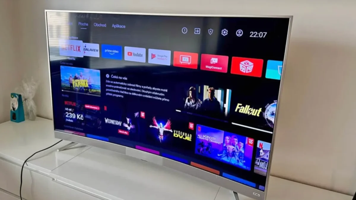 televize s Netflixem v obýváku na stole