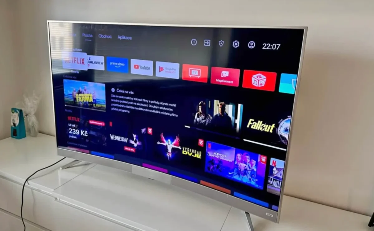 televize s Netflixem v obýváku na stole