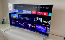 televize s Netflixem v obýváku na stole