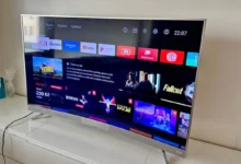 televize s Netflixem v obýváku na stole