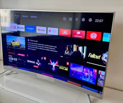 televize s Netflixem v obýváku na stole